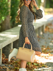 Vestido florido com cinto azul marinho